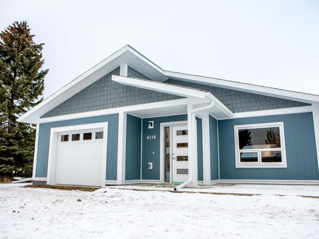 AiMHi Blue family house